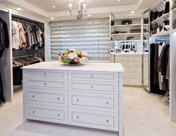 https://www.exquisitecabinets.com/wordpress/wp-content/uploads/2019/11/Closet2-570x440.jpg